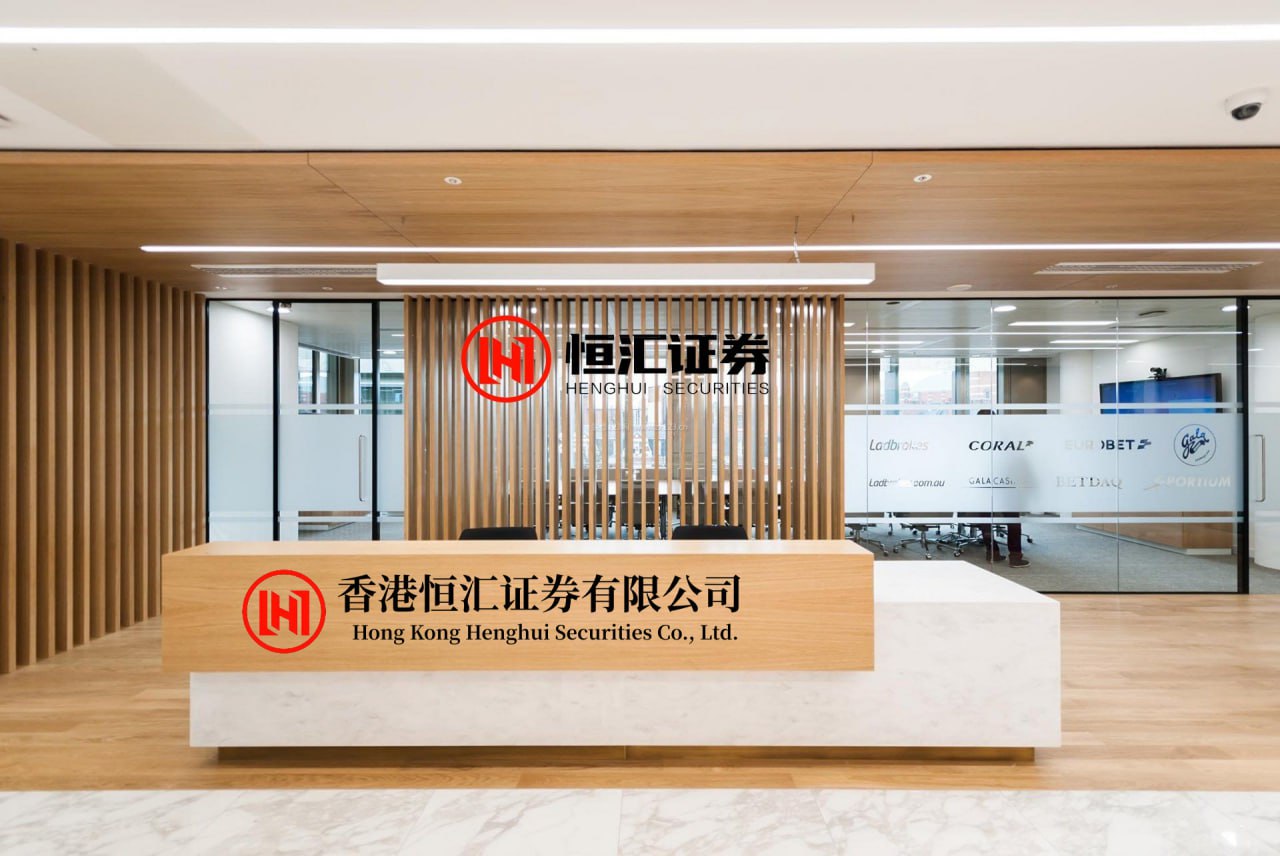 红启网 偶遇萧敬腾夫妇！52岁Summer素颜天然脸气质出众，看不出年龄差